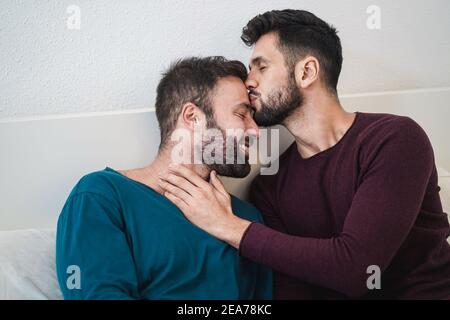 Junge Gay paar mit zart Moment im Bett zu Hause - Fokus auf Gesichter Stockfoto