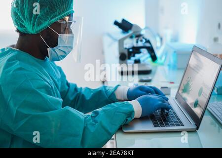 Afrikanischer Mann Arzt arbeitet mit Laptop-Computer im Laborkrankenhaus - Fokus auf der rechten Hand Stockfoto