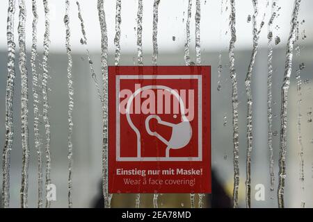 Berlin, Deutschland. Februar 2021, 08th. An der Fensterscheibe eines S-Bahn-Zuges hängt ein Schild mit der Aufschrift 'Zutritt nur mit Maske!' Und Wassertropfen werden gefroren. Derzeit gibt es wetterbedingte Einschränkungen im gesamten Berliner S-Bahn-Netz. Quelle: Kira Hofmann/dpa-Zentralbild/dpa/Alamy Live News Stockfoto