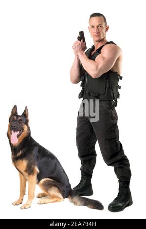 Polizeihund und Agent mit taktischer Weste und Waffe isoliert In weiß Stockfoto