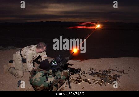 FERNSCHULUNGSEINRICHTUNG (JAN 6, 2004) - Naval Special Warfare Mitglieder testen die Fähigkeiten eines neuen Nachtsichtgerät-System. Navy Robben sind maritime Spezialeinsatzkräfte, die aus dem Meer, der Luft und dem Land schlagen. Sie operieren in geringer Zahl und infiltrieren ihre Zielgebiete durch stationäre Flugzeuge, Hubschrauber, Marineoberflächenschiffe, Kampfflugzeuge und U-Boote. Robben haben die Fähigkeit, eine Vielzahl von risikoreiche Missionen durchzuführen, indem sie unkonventionelle Kriegsführung, direkte Aktion, spezielle Aufklärung, Kampfsuche und Rettung, diversionäre Angriffe und Präzisionsangriffe nutzen. US Navy Seals, Stockfoto