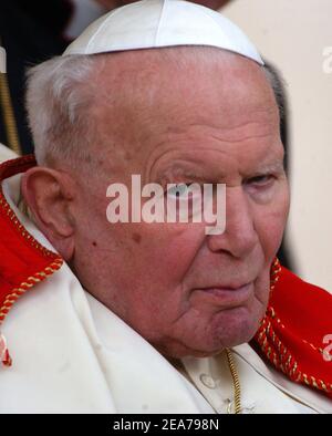 Papst Johannes Paul II. Verurteilte die Gewalt in der Welt bei der wöchentlichen Generalaudienz am 24,2004. März auf dem Petersplatz im Vatikan. Foto von Eric Vandeville/ABACAPRESS.COM Stockfoto