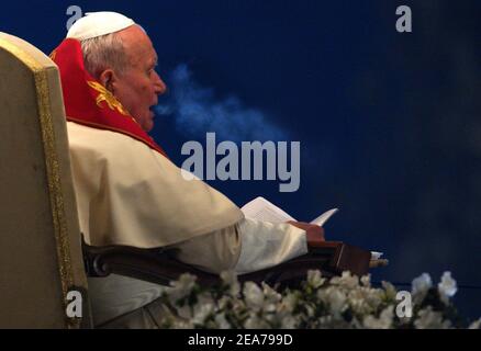 Papst Johannes Paul II. Hat am 9,2004. April bei der traditionellen Karfreitagsprozession Via Crucis (Kreuzweg) im Kolosseum in Rom, Italien, gebetet. Foto von Eric Vandeville/ABACAPRESS.COM Stockfoto