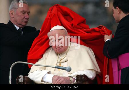 Papst Johannes Paul II. Verurteilte die Gewalt in der Welt bei der wöchentlichen Generalaudienz am 24,2004. März auf dem Petersplatz im Vatikan. Foto von Eric Vandeville/ABACAPRESS.COM Stockfoto