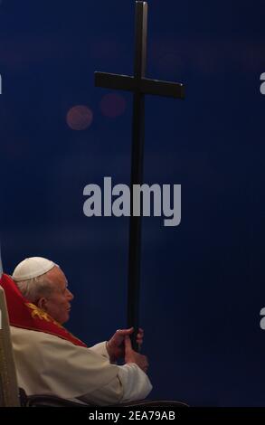 Papst Johannes Paul II. Hat am 9,2004. April bei der traditionellen Karfreitagsprozession Via Crucis (Kreuzweg) im Kolosseum in Rom, Italien, gebetet. Foto von Eric Vandeville/ABACAPRESS.COM Stockfoto