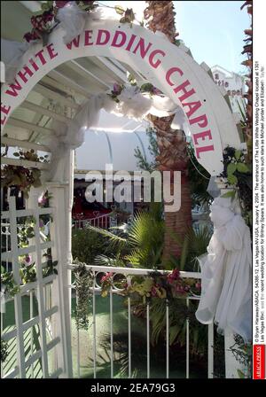 © Bryan Haraway/ABACA. 54386-12. Las Vegas-NV-USA, 4. Januar 2004. Der Eingang der Little White Wedding Chapel befindet sich am 1301 Las Vegas Blvd, war die jüngste Hochzeitslocation für Britney Spears. Es war auch die Heimat von Stars wie Michael Jordan und Elizabeth Taylor. Stockfoto