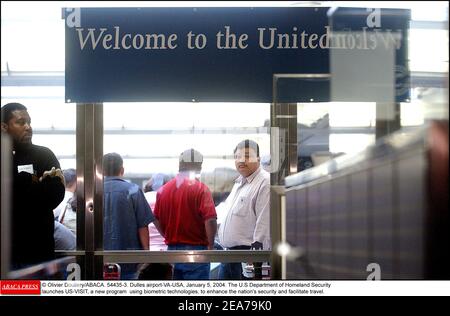 © Olivier Douliery/ABACA. 54435-3. Dulles Airport-VA-USA, 5. Januar 2004. Das US Department of Homeland Security startet US-VISIT, ein neues Programm mit biometrischen Technologien, um die Sicherheit des Landes zu erhöhen und Reisen zu erleichtern. Stockfoto