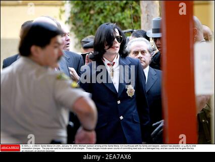 © ABACA. 54892-8. Santa Maria-CA-USA, 16. Januar 2004. Michael Jackson bei der Ankunft im Santa Maria, CA Courthouse mit seiner Familie und Rechtsanwälten. Jackson plädierte auf nicht schuldig zu Kindesmissbrauch Gebühren. Der Popstar sagte, er sei unschuldig an allen Anschuldigungen. Diese Gebühren umfassen sieben Anklagepunkte, in denen er unlautes Verhalten gegen einen Jungen im Teenageralter begangen hat, und zwei Anklagepunkte, dass er dem Jungen ein Rauschmittel, ein alkoholisches Getränk, gegeben hat. Stockfoto