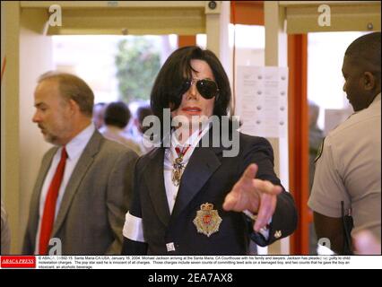 © ABACA. 54892-15. Santa Maria-CA-USA, 16. Januar 2004. Michael Jackson bei der Ankunft im Santa Maria, CA Courthouse mit seiner Familie und Rechtsanwälten. Jackson plädierte auf nicht schuldig zu Kindesmissbrauch Gebühren. Der Popstar sagte, er sei unschuldig an allen Anschuldigungen. Diese Gebühren umfassen sieben Anklagepunkte, in denen er unlautes Verhalten gegen einen Jungen im Teenageralter begangen hat, und zwei Anklagepunkte, dass er dem Jungen ein Rauschmittel, ein alkoholisches Getränk, gegeben hat. Stockfoto