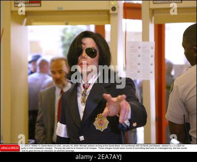 © ABACA. 54892-13. Santa Maria-CA-USA, 16. Januar 2004. Michael Jackson bei der Ankunft im Santa Maria, CA Courthouse mit seiner Familie und Rechtsanwälten. Jackson plädierte auf nicht schuldig zu Kindesmissbrauch Gebühren. Der Popstar sagte, er sei unschuldig an allen Anschuldigungen. Diese Gebühren umfassen sieben Anklagepunkte, in denen er unlautes Verhalten gegen einen Jungen im Teenageralter begangen hat, und zwei Anklagepunkte, dass er dem Jungen ein Rauschmittel, ein alkoholisches Getränk, gegeben hat. Stockfoto