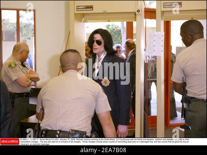 © ABACA. 54892-11. Santa Maria-CA-USA, 16. Januar 2004. Michael Jackson bei der Ankunft im Santa Maria, CA Courthouse mit seiner Familie und Rechtsanwälten. Jackson plädierte auf nicht schuldig zu Kindesmissbrauch Gebühren. Der Popstar sagte, er sei unschuldig an allen Anschuldigungen. Diese Gebühren umfassen sieben Anklagepunkte, in denen er unlautes Verhalten gegen einen Jungen im Teenageralter begangen hat, und zwei Anklagepunkte, dass er dem Jungen ein Rauschmittel, ein alkoholisches Getränk, gegeben hat. Stockfoto