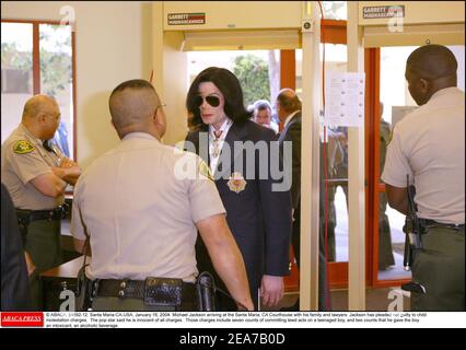 © ABACA. 54892-12. Santa Maria-CA-USA, 16. Januar 2004. Michael Jackson bei der Ankunft im Santa Maria, CA Courthouse mit seiner Familie und Rechtsanwälten. Jackson plädierte auf nicht schuldig zu Kindesmissbrauch Gebühren. Der Popstar sagte, er sei unschuldig an allen Anschuldigungen. Diese Gebühren umfassen sieben Anklagepunkte, in denen er unlautes Verhalten gegen einen Jungen im Teenageralter begangen hat, und zwei Anklagepunkte, dass er dem Jungen ein Rauschmittel, ein alkoholisches Getränk, gegeben hat. Stockfoto