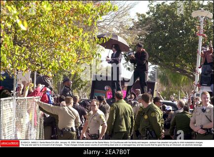 © ABACA. 54892-2. Santa Maria-CA-USA, 16. Januar 2004. Michael Jackson im Gerichtsgebäude von Santa Maria, CA mit seiner Familie und seinen Anwälten. Jackson plädierte auf nicht schuldig zu Kindesmissbrauch Gebühren. Der Popstar sagte, er sei unschuldig an allen Anschuldigungen. Diese Gebühren umfassen sieben Anklagepunkte, in denen er unlautes Verhalten gegen einen Jungen im Teenageralter begangen hat, und zwei Anklagepunkte, dass er dem Jungen ein Rauschmittel, ein alkoholisches Getränk, gegeben hat. Stockfoto