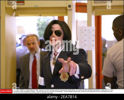 © ABACA. 54892-14. Santa Maria-CA-USA, 16. Januar 2004. Michael Jackson bei der Ankunft im Santa Maria, CA Courthouse mit seiner Familie und Rechtsanwälten. Jackson plädierte auf nicht schuldig zu Kindesmissbrauch Gebühren. Der Popstar sagte, er sei unschuldig an allen Anschuldigungen. Diese Gebühren umfassen sieben Anklagepunkte, in denen er unlautes Verhalten gegen einen Jungen im Teenageralter begangen hat, und zwei Anklagepunkte, dass er dem Jungen ein Rauschmittel, ein alkoholisches Getränk, gegeben hat. Stockfoto