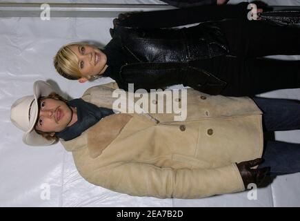 Ashton Kutcher und Amy Smart besuchen die Vorführung des Schmetterlingseffekts im Eccles Theatre während des Sundance Film Festivals 2004. Park City, 17. Januar 2004. (Im Bild: Ashton Kutcher, Amy Smart). Foto von Lionel Hahn/Abaca. Stockfoto