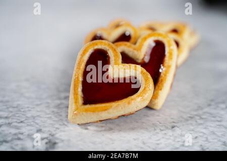 Herzkeks mit Erdbeermarmelade Füllung / Valentinstag süß Stockfoto