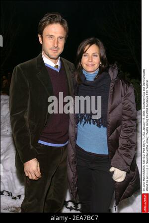 © Lionel Hahn/ABACA. 54919-2. Park City-UT-USA, 17. Januar 2004. Courteney Cox und David Arquette besuchen die Vorführung im November im Library Theatre während des Sundance Film Festivals 2004. Stockfoto