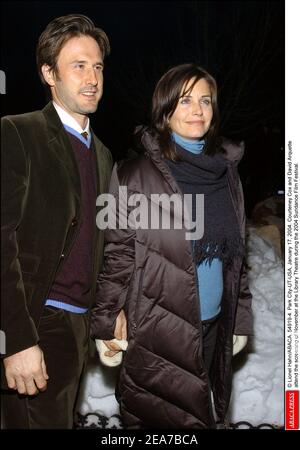 © Lionel Hahn/ABACA. 54919-4. Park City-UT-USA, 17. Januar 2004. Courteney Cox und David Arquette besuchen die Vorführung im November im Library Theatre während des Sundance Film Festivals 2004. Stockfoto