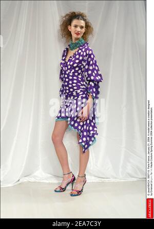 © Java/ABACA. 55071-9. Paris-Frankreich, 21. Januar 2004. Ein Model trägt eine Kreation, die Emanuel Ungaro für seine Haute-Couture Frühjahr-Sommer 2004 Kollektion entworfen hat. Stockfoto