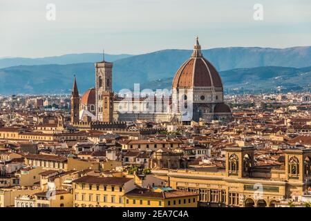 Schöne Aussicht auf das historische Stadtzentrum von Florenz mit dem Dom, dem Glockenturm von Giotto, dem Bargello und der Badia Fiorentina. Im Bereich... Stockfoto