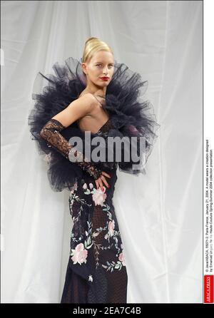 © Java/ABACA. 55071-2. Paris-Frankreich, 21. Januar 2004. Ein Model trägt eine Kreation, die Emanuel Ungaro für seine Haute-Couture Frühjahr-Sommer 2004 Kollektion entworfen hat. Stockfoto