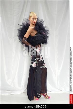 © Java/ABACA. 55071-3. Paris-Frankreich, 21. Januar 2004. Ein Model trägt eine Kreation, die Emanuel Ungaro für seine Haute-Couture Frühjahr-Sommer 2004 Kollektion entworfen hat. Stockfoto