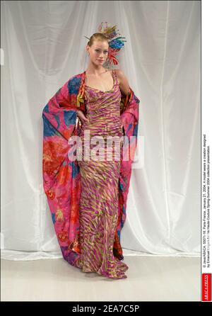 © Java/ABACA. 55071-16. Paris-Frankreich, 21. Januar 2004. Ein Model trägt eine Kreation, die Emanuel Ungaro für seine Haute-Couture Frühjahr-Sommer 2004 Kollektion entworfen hat. Stockfoto