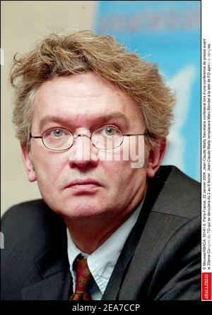 © Mousse/ABACA. 55141-8. Paris-Frankreich, 22. Januar 2004. Jean-Claude Mailly Secretaire conföderal lors d une Conference de Presse avant le 20eme Congres de FO qui se deroulera du 2 au 6 fevrier. Jean Claude Mailly remplacera Marc Blondl a la tete de FO apres le congres. Stockfoto