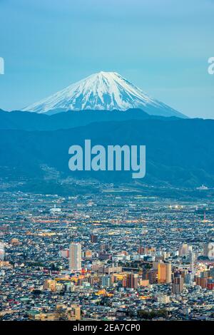 Kofu, Japan Skyline mit Mt. Fuji in der Abenddämmerung. Stockfoto