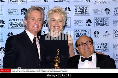 © Hahn-Khayat/ABACA. 55212-154. Los Angeles-CA-USA, 25. Januar 2004. Michael Douglas, Sharon Stone und Danny De Vito im Pressenzimmer bei den Golden Globe Awards 2004 im Beverly Hills Hilton. Stockfoto