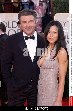 © Hahn-Khayat/ABACA. 55212-19. Los Angeles-CA-USA, 25. Januar 2004. Alec Baldwin und Gast kommen bei den Golden Globe Awards 2004 im Beverly Hills Hilton an. Stockfoto