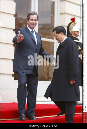 © Mousse/ABACA. 55324-3. Paris-Frankreich. Januar 27, 2004. Der Präsident der Ffranzösischen Nationalversammlung Jean-Louis Debre mit dem chinesischen Präsidenten Hu Jintao bei der Nationalversammlung in Paris. Stockfoto