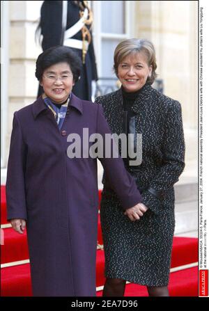 © Mousse/ABACA. 55324-5. Paris-Frankreich. Januar 27, 2004. Die Frau des französischen Präsidenten Jean-Louis Debre mit der Frau des chinesischen Präsidenten Hu Jintao, Liu Yongquing, bei der Nationalversammlung in Paris. Stockfoto