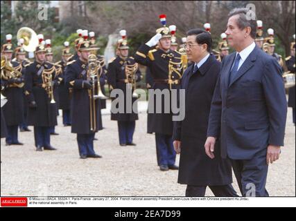 © Mousse/ABACA. 55324-1. Paris-Frankreich. Januar 27, 2004. Der Präsident der französischen Nationalversammlung Jean-Louis Debre mit dem chinesischen Präsidenten Hu Jintao bei der Nationalversammlung in Paris. Stockfoto