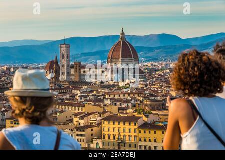 Zwei Frauen bewundern den Panoramablick vom Platz Piazzale Michelangelo auf das historische Herz von Florenz mit der Kathedrale Santa Maria del Fiore... Stockfoto