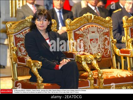 © Mousse/ABACA. 55355-5. Paris-Frankreich, 28. Januar 2004. Anne Hidalgo, die stellvertretende Bürgermeisterin von Paris, hört dem chinesischen Präsidenten Hu Jintao zu, als er seine Rede im Pariser Rathaus im Rahmen seines 4-tägigen Staatsbesuchs in Frankreich hält. Stockfoto