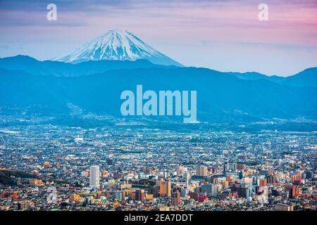 Kofu, Japan Skyline mit Mt. Fuji in der Abenddämmerung. Stockfoto