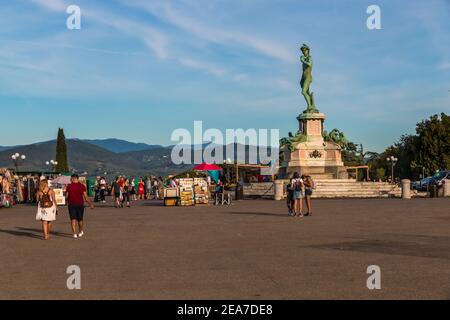 Schöner Blick in der Dämmerung auf die beliebte Piazzale Michelangelo mit Souvenirläden und einem Bronzeguss von Michelangelos David in der Mitte des... Stockfoto