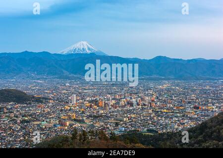 Kofu, Japan Skyline mit Mt. Fuji in der Abenddämmerung. Stockfoto