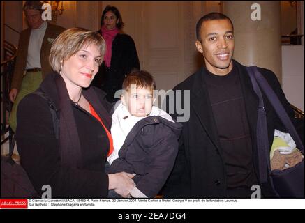 © Giancarlo Gorassini/ABACA. 55463-4. Paris-Frankreich. Januar 2004 30. Vente Cartier a l'Hotel George V au Profit de la fondation Laureus. Sur la photo : Stephane Diagana en famille. Stockfoto