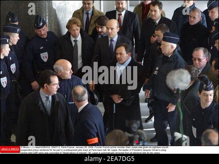 © Mousse-Gorassini/ABACA. 55437. Nanterre-France, 29. Januar 2004. Der frühere französische Premierminister Alain Juppe wurde für seine Rolle bei einem weit verbreiteten Jobbetrug im Pariser Rathaus zu einer Haftstrafe von 18 Monaten verurteilt. Juppe, der Vorsitzende der regierenden rechtskonservierten UMP-Partei von Präsident Jacques Chirac, wurde wegen illegaler Interessenübernahme verurteilt. Juppe wird automatisch zehn Jahre lang von allen Wahllisten gestrichen. Im Bild: Alain Juppe bei der Ankunft am Tribunal von Nanterre. Stockfoto