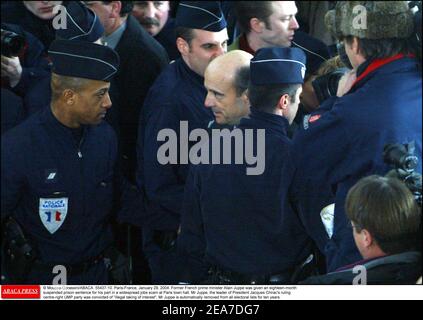 © Mousse-Gorassini/ABACA. 55437. Nanterre-France, 29. Januar 2004. Der frühere französische Premierminister Alain Juppe wurde für seine Rolle bei einem weit verbreiteten Jobbetrug im Pariser Rathaus zu einer Haftstrafe von 18 Monaten verurteilt. Juppe, der Vorsitzende der regierenden rechtskonservierten UMP-Partei von Präsident Jacques Chirac, wurde wegen illegaler Interessenübernahme verurteilt. Juppe wird automatisch zehn Jahre lang von allen Wahllisten gestrichen. Im Bild: Alain Juppe bei der Ankunft am Tribunal von Nanterre. Stockfoto