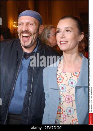 © Giancarlo Gorassini/ABACA. 55463-6. Paris-Frankreich. Januar 2004 30. Vente Cartier a l'Hotel George V au Profit de la fondation Laureus. Sur la Foto: Herve Lewis et sa femme. Stockfoto