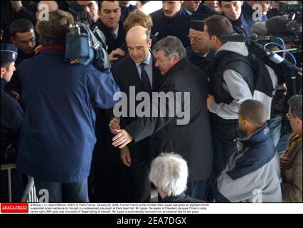 © Mousse-Gorassini/ABACA. 55437. Nanterre-France, 29. Januar 2004. Der frühere französische Premierminister Alain Juppe wurde für seine Rolle bei einem weit verbreiteten Jobbetrug im Pariser Rathaus zu einer Haftstrafe von 18 Monaten verurteilt. Juppe, der Vorsitzende der regierenden rechtskonservierten UMP-Partei von Präsident Jacques Chirac, wurde wegen illegaler Interessenübernahme verurteilt. Juppe wird automatisch zehn Jahre lang von allen Wahllisten gestrichen. Im Bild: Alain Juppe bei der Ankunft am Tribunal von Nanterre. Stockfoto