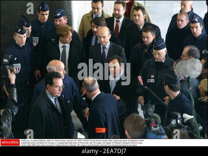 © Mousse-Gorassini/ABACA. 55437. Nanterre-France, 29. Januar 2004. Der frühere französische Premierminister Alain Juppe wurde für seine Rolle bei einem weit verbreiteten Jobbetrug im Pariser Rathaus zu einer Haftstrafe von 18 Monaten verurteilt. Juppe, der Vorsitzende der regierenden rechtskonservierten UMP-Partei von Präsident Jacques Chirac, wurde wegen illegaler Interessenübernahme verurteilt. Juppe wird automatisch zehn Jahre lang von allen Wahllisten gestrichen. Im Bild: Alain Juppe bei der Ankunft am Tribunal von Nanterre. Stockfoto