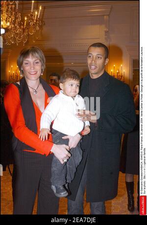 © Giancarlo Gorassini/ABACA. 55463-8. Paris-Frankreich. Januar 2004 30. Vente Cartier a l'Hotel George V au Profit de la fondation Laureus. Sur la photo : Stephane Diagana en famille. Stockfoto