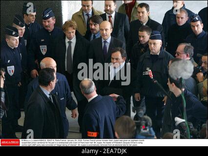 © Mousse-Gorassini/ABACA. 55437. Nanterre-France, 29. Januar 2004. Der frühere französische Premierminister Alain Juppe wurde für seine Rolle bei einem weit verbreiteten Jobbetrug im Pariser Rathaus zu einer Haftstrafe von 18 Monaten verurteilt. Juppe, der Vorsitzende der regierenden rechtskonservierten UMP-Partei von Präsident Jacques Chirac, wurde wegen illegaler Interessenübernahme verurteilt. Juppe wird automatisch zehn Jahre lang von allen Wahllisten gestrichen. Im Bild: Alain Juppe bei der Ankunft am Tribunal von Nanterre. Stockfoto