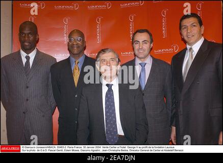 © Giancarlo Gorassini/ABACA. 55463-2. Paris-Frankreich. Januar 2004 30. Vente Cartier a l'Hotel George V au Profit de la fondation Laureus. Sur la photo de G ˆ R: Pascal Gentil, Edwin Moses, Giacomo Agostini , Jean-Christophe Bedos, Directeur General de Cartier et Abdelatif Benazzi. Stockfoto