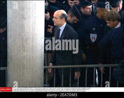 © Mousse-Gorassini/ABACA. 55437. Nanterre-France, 29. Januar 2004. Der frühere französische Premierminister Alain Juppe wurde für seine Rolle bei einem weit verbreiteten Jobbetrug im Pariser Rathaus zu einer Haftstrafe von 18 Monaten verurteilt. Juppe, der Vorsitzende der regierenden rechtskonservierten UMP-Partei von Präsident Jacques Chirac, wurde wegen illegaler Interessenübernahme verurteilt. Juppe wird automatisch zehn Jahre lang von allen Wahllisten gestrichen. Im Bild: Alain Juppe bei der Ankunft am Tribunal von Nanterre. Stockfoto