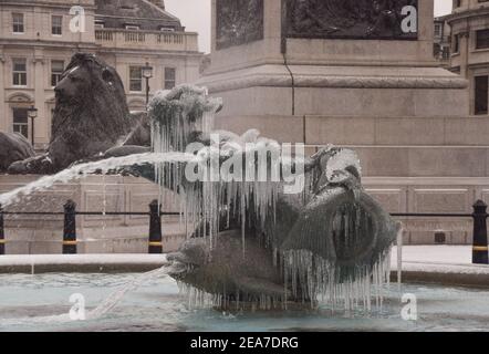 Eiszapfen hängen an einem Brunnen am Trafalgar Square in London, während Storm Darcy eisige Temperaturen nach Großbritannien bringt Stockfoto